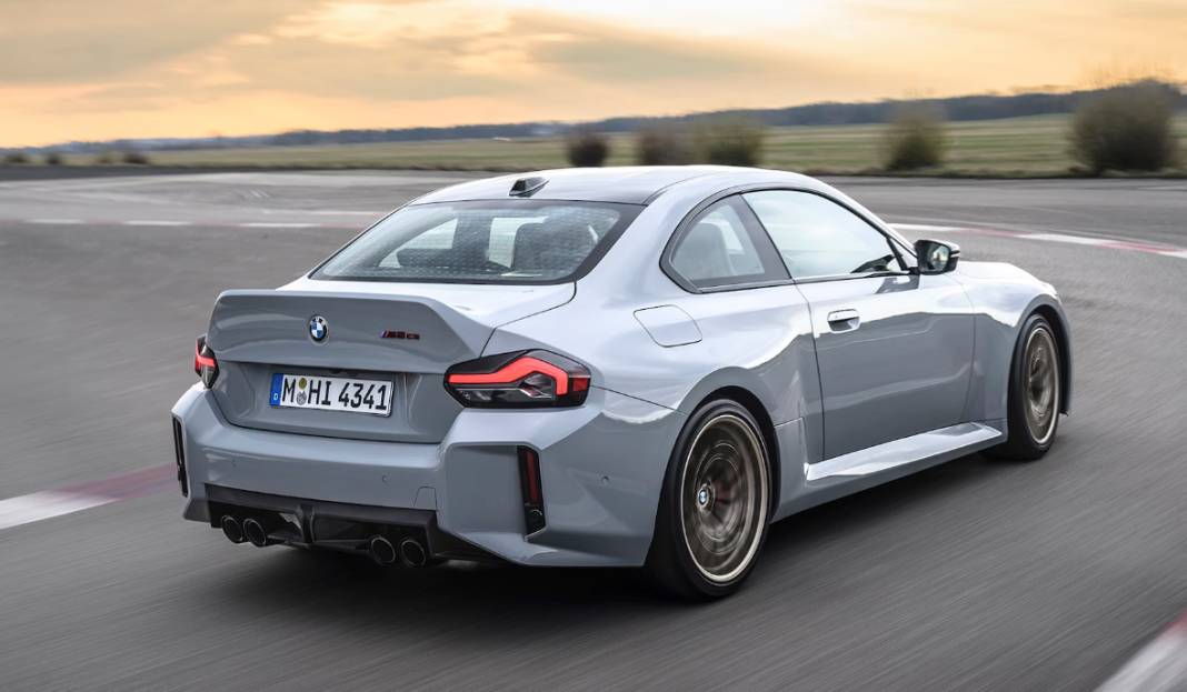 2026 BMW M2 CS’ye ilk bakış: Fiyat ve performansı uçtu! Manuel sevenleri ise üzecek 2